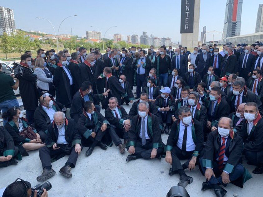 Փաստաբանները արդարութիւն կը պահանջեն